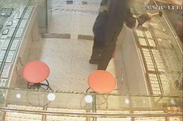 ▲桃園市李姓男子今日下午1時許進入三民路上某家銀樓，佯裝購買金飾卻持鐵錘猛敲玻璃櫃。（圖／桃園警方提供）