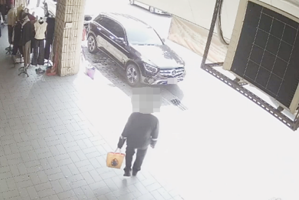 ▲桃園市李姓男子犯案後，徒步往南門市場方向逃逸。（圖／桃園警方提供）