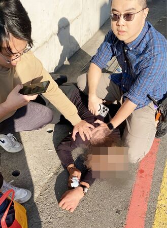 ▲桃園市李姓男子今日下午意圖強盜銀樓未遂，專案小組在八德區壽路拘捕到案。（圖／桃園警方提供）