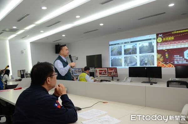 ▲台南市長黃偉哲前往大台南智慧交通中心視察春節交通整備情形。（記者林東良攝，下同）
