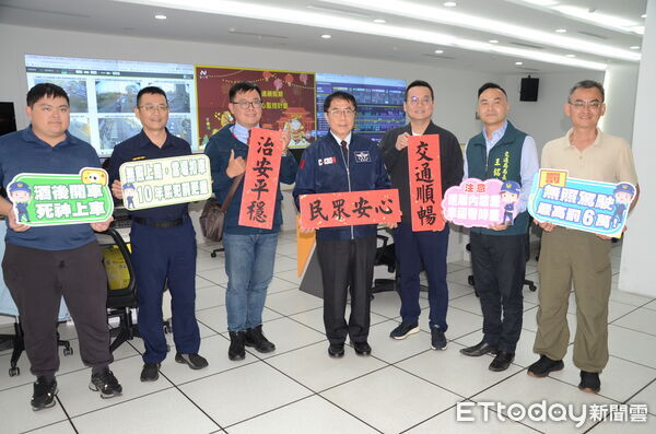 ▲台南市長黃偉哲前往大台南智慧交通中心視察春節交通整備情形。（記者林東良攝，下同）