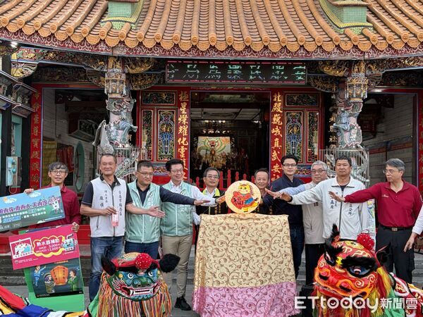 ▲南消二大隊楠西消防分隊結合楠西北極殿點燈活動，向信眾宣導春節居家防火安全。（記者林東良攝，下同）