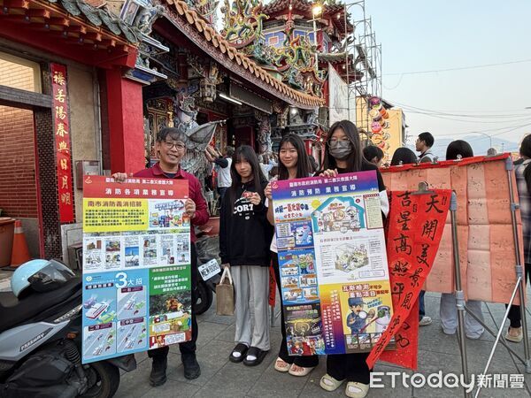 ▲南消二大隊楠西消防分隊結合楠西北極殿點燈活動，向信眾宣導春節居家防火安全。（記者林東良攝，下同）