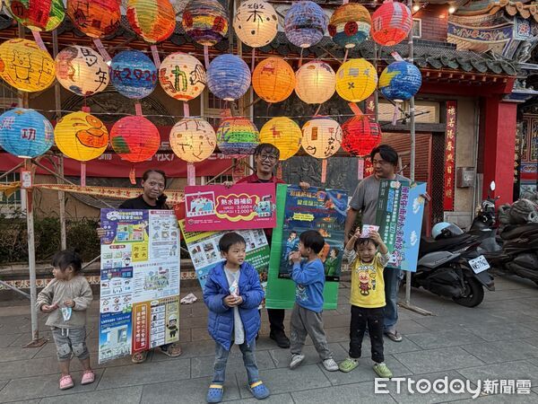 ▲南消二大隊楠西消防分隊結合楠西北極殿點燈活動，向信眾宣導春節居家防火安全。（記者林東良攝，下同）