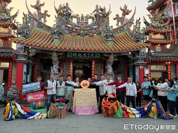 ▲南消二大隊楠西消防分隊結合楠西北極殿點燈活動，向信眾宣導春節居家防火安全。（記者林東良攝，下同）