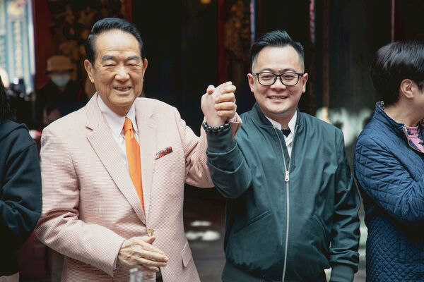 ▲▼親民黨主席宋楚瑜向童永拜早年，並祝賀百歲高壽，也勉勵童子瑋。（圖／童子瑋辦公室提供）