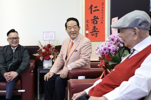 ▲▼親民黨主席宋楚瑜向童永拜早年，並祝賀百歲高壽，也勉勵童子瑋。（圖／童子瑋辦公室提供）