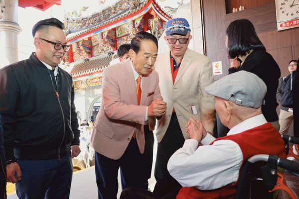 ▲▼親民黨主席宋楚瑜向童永拜早年，並祝賀百歲高壽，也勉勵童子瑋。（圖／童子瑋辦公室提供）