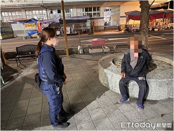 ▲內埔警方助林姓男子就醫。（圖／記者陳崑福翻攝）