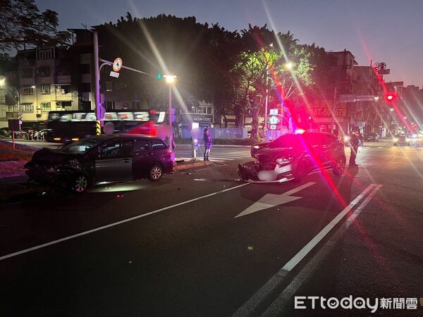 ▲▼ 連假首日就出事！高雄2車清晨對撞　車頭全爛「零件碎一地」  。（圖／記者賴文萱翻攝）