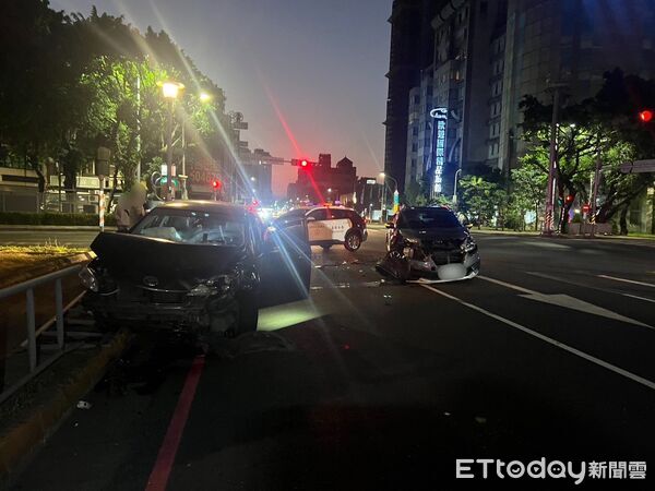 ▲▼ 連假首日就出事！高雄2車清晨對撞　車頭全爛「零件碎一地」  。（圖／記者賴文萱翻攝）