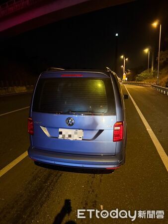 ▲▼國3斜張橋深夜車禍！小貨車遭撞「騎上分隔島」橫跨對向。（圖／記者陳崑福翻攝）