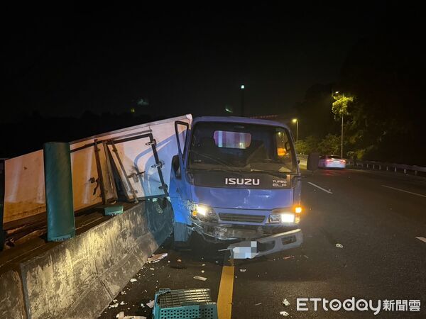 ▲▼國3斜張橋深夜車禍！小貨車遭撞「騎上分隔島」橫跨對向。（圖／記者陳崑福翻攝）