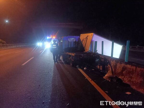 ▲▼國3斜張橋深夜車禍！小貨車遭撞「騎上分隔島」橫跨對向。（圖／記者陳崑福翻攝）