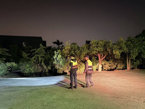 ▲守護紅心芭樂，警民協力組「永靖五汴隘勇隊」守護。（圖／警方提供）