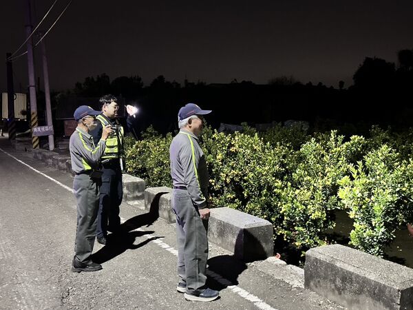 ▲守護紅心芭樂，警民協力組「永靖五汴隘勇隊」守護。（圖／警方提供）