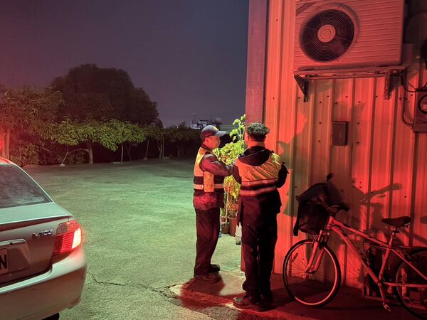 ▲守護紅心芭樂，警民協力組「永靖五汴隘勇隊」守護。（圖／警方提供）