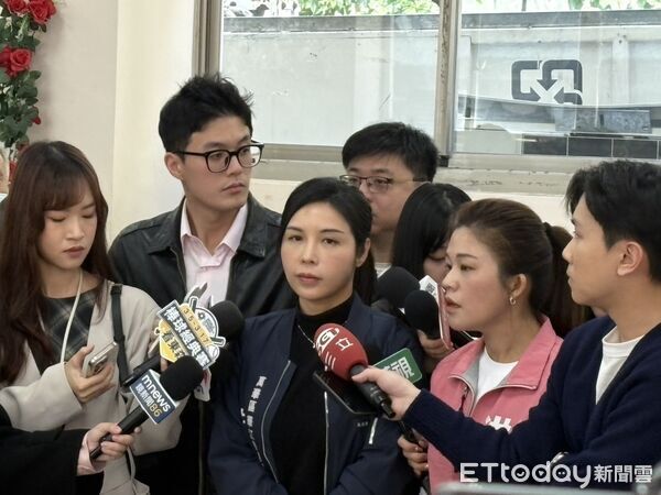 ▲台北市萬華區華江里里長洪佳君自爆遭性騷擾，民進黨市議員洪婉臻陪同受訪。（圖／記者鄭佩玟攝）