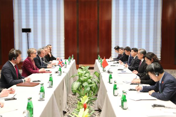 ▲▼大陸外交部長王毅13日會見英國外交大臣古柏（Yvette Cooper）。（圖／翻攝大陸外交部官網）