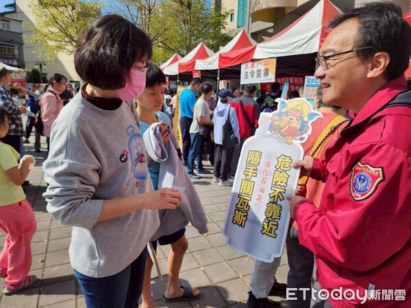 ▲台南市消防局年節前夕走入年貨大街，向民眾宣導居家瓦斯使用安全。（圖／記者林東良翻攝，下同）