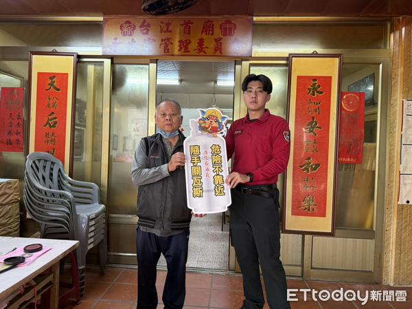 ▲台南市消防局年節前夕走入年貨大街，向民眾宣導居家瓦斯使用安全。（圖／記者林東良翻攝，下同）