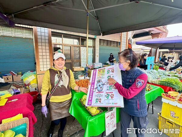 ▲台南市消防局年節前夕走入年貨大街，向民眾宣導居家瓦斯使用安全。（圖／記者林東良翻攝，下同）