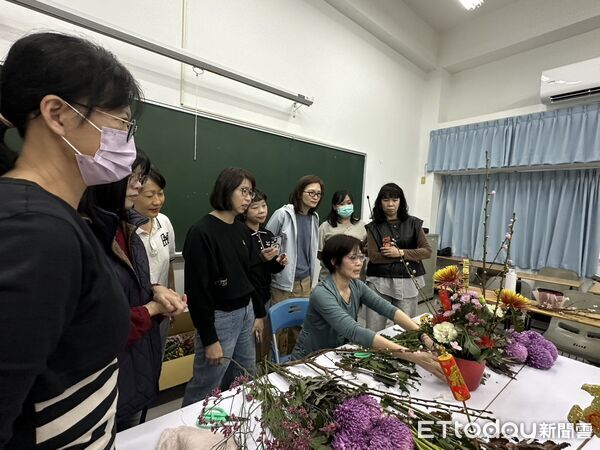 ▲台南市勞工局於曾文市政願景園區舉辦「生活花藝」課程，學員專心投入創作。（圖／記者林東良翻攝，下同）