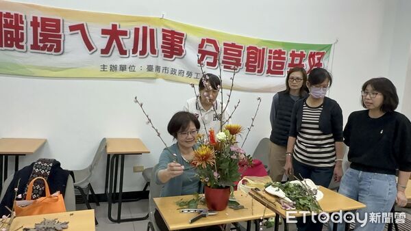 ▲台南市勞工局於曾文市政願景園區舉辦「生活花藝」課程，學員專心投入創作。（圖／記者林東良翻攝，下同）