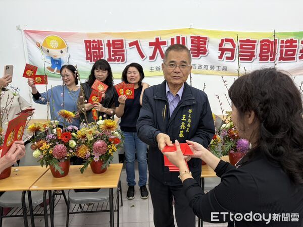 ▲台南市勞工局於曾文市政願景園區舉辦「生活花藝」課程，學員專心投入創作。（圖／記者林東良翻攝，下同）