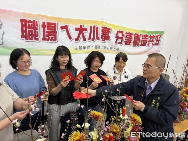 ▲台南市勞工局於曾文市政願景園區舉辦「生活花藝」課程，學員專心投入創作。（圖／記者林東良翻攝，下同）