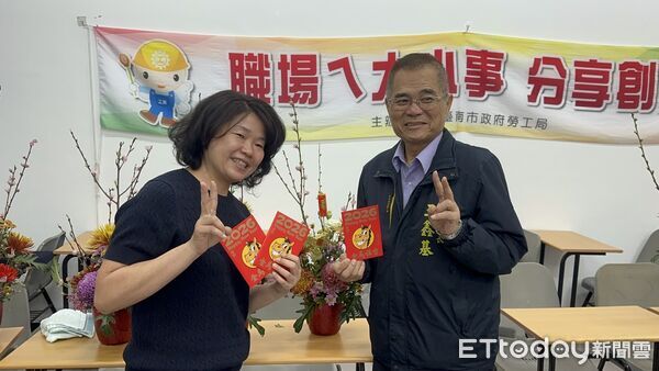 ▲台南市勞工局於曾文市政願景園區舉辦「生活花藝」課程，學員專心投入創作。（圖／記者林東良翻攝，下同）