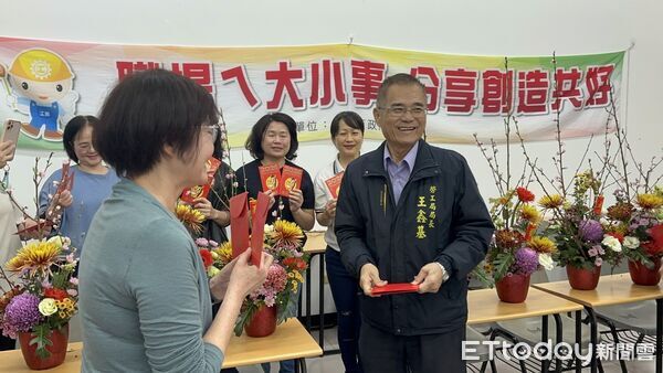 ▲台南市勞工局於曾文市政願景園區舉辦「生活花藝」課程，學員專心投入創作。（圖／記者林東良翻攝，下同）