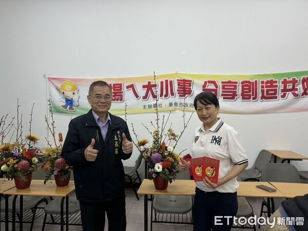 ▲台南市勞工局於曾文市政願景園區舉辦「生活花藝」課程，學員專心投入創作。（圖／記者林東良翻攝，下同）