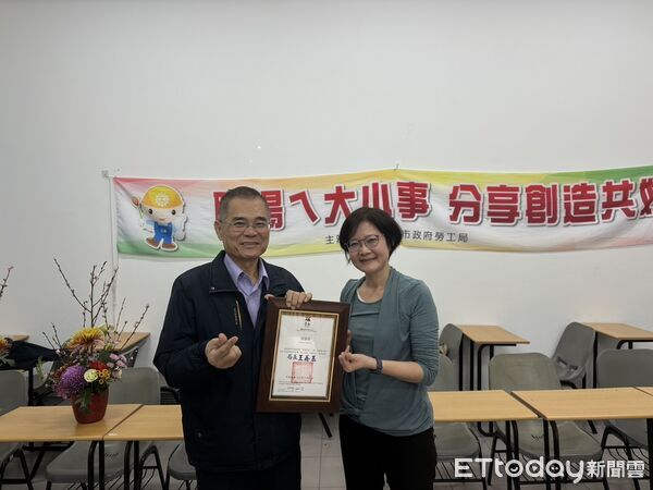 ▲台南市勞工局於曾文市政願景園區舉辦「生活花藝」課程，學員專心投入創作。（圖／記者林東良翻攝，下同）