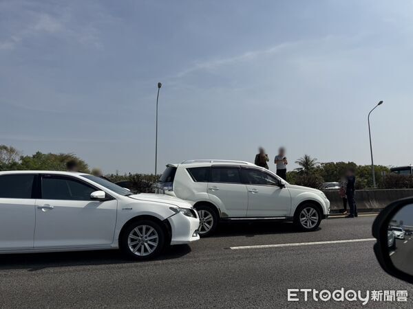 ▲▼國道1號南向台南系統4車連環追撞。（圖／記者翁伊森攝）