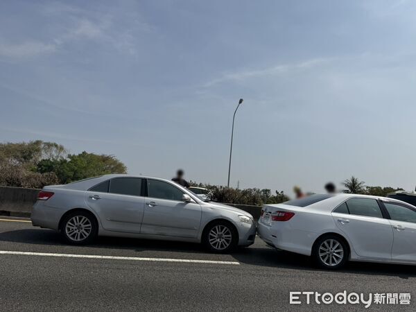 ▲▼國道1號南向台南系統4車連環追撞。（圖／記者翁伊森攝）