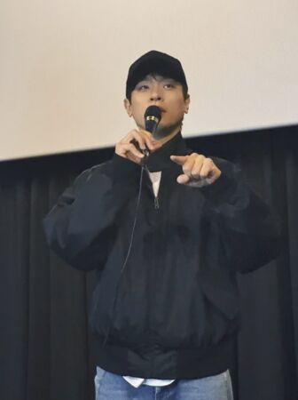 ▲▼朴正民穿著華莎送的衣服跑行程。（圖／翻攝自電影公司NEW,外柔內剛）