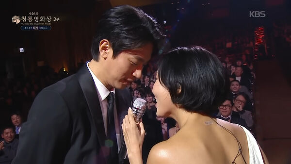 ▲▼▲▼朴正民與華莎在青龍電影獎時送的衣服跑行程　韓網嗨翻：這對太好嗑。（圖／翻攝自KBS YouTube）