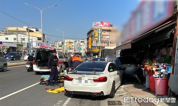 ▲▼快訊／高雄BMW酒駕失控猛撞　「2汽車9機車」慘遭鏟飛！1人受傷。（圖／記者賴文萱翻攝）