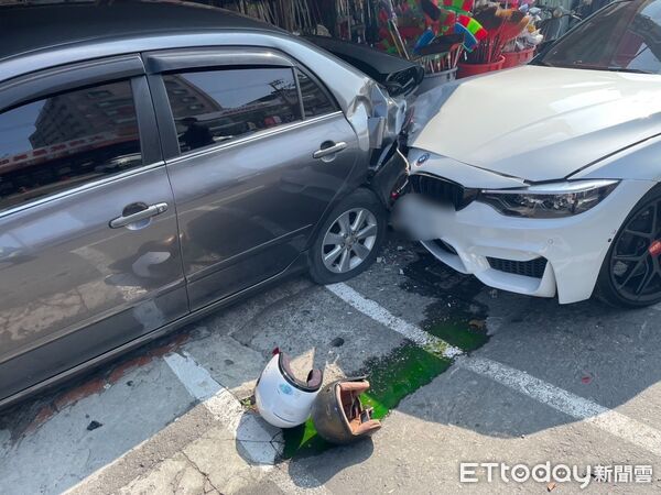 ▲▼快訊／高雄BMW酒駕失控猛撞　「2汽車9機車」慘遭鏟飛！1人受傷。（圖／記者賴文萱翻攝）