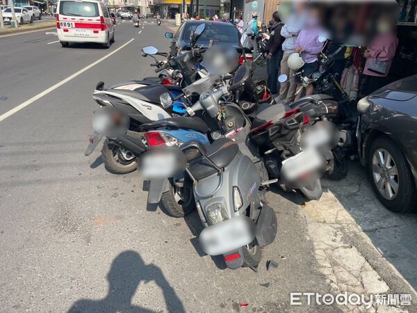 ▲▼快訊／高雄BMW酒駕失控猛撞　「2汽車9機車」慘遭鏟飛！1人受傷。（圖／記者賴文萱翻攝）