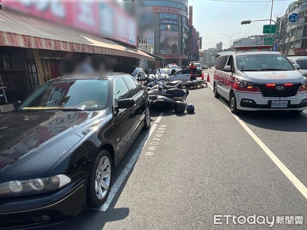 ▲▼快訊／高雄BMW酒駕失控猛撞　「2汽車9機車」慘遭鏟飛！1人受傷。（圖／記者賴文萱翻攝）