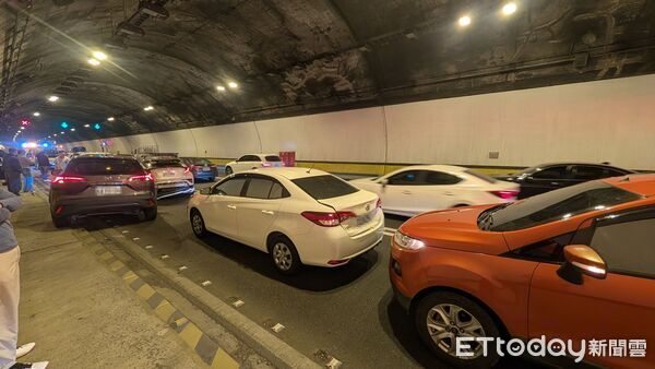 ▲▼國道3號嘉義蘭潭隧道車禍。（圖／記者翁伊森翻攝）