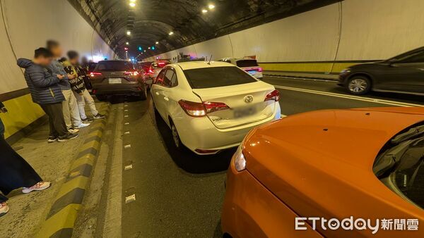 ▲▼國道3號嘉義蘭潭隧道車禍。（圖／記者翁伊森翻攝）