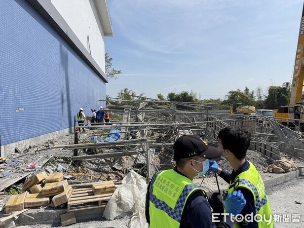 ▲▼ 嘉義工地驚傳鷹架倒塌 4工人骨折送醫 。（圖／記者翁伊森翻攝）