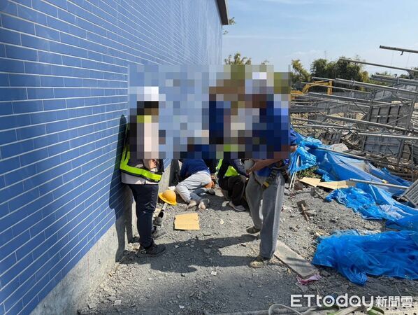 ▲▼ 嘉義工地驚傳鷹架倒塌 4工人骨折送醫 。（圖／記者翁伊森翻攝）