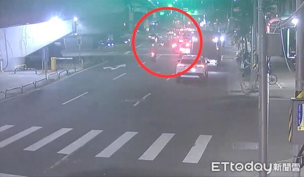 ▲▼無照的方男酒駕違規左轉，與對向直行的騎士發生擦撞。（圖／記者陸運陞翻攝）