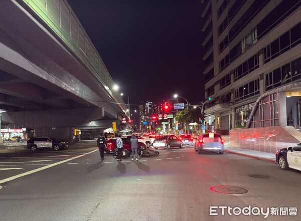 ▲▼無照的方男酒駕違規左轉，與對向直行的騎士發生擦撞。（圖／記者陸運陞翻攝）