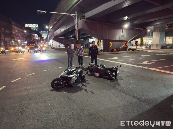 ▲▼無照的方男酒駕違規左轉，與對向直行的騎士發生擦撞。（圖／記者陸運陞翻攝）