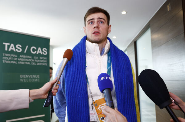 ▲▼烏克蘭空架雪車（Skeleton）名將赫拉斯凱維奇（Vladyslav Heraskevych）日前因堅持佩戴繪有「悼念戰亡運動員」圖案的頭盔，遭國際奧委會（IOC）判定違規並禁止出賽。（圖／路透）